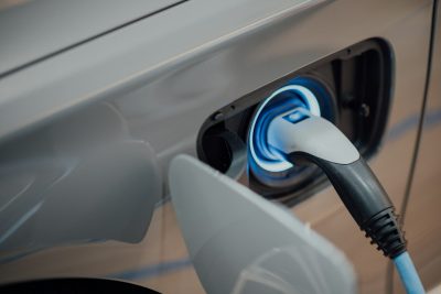 Cargador conectado a un coche eléctrico