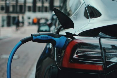 Coche eléctrico en una estación de recarga