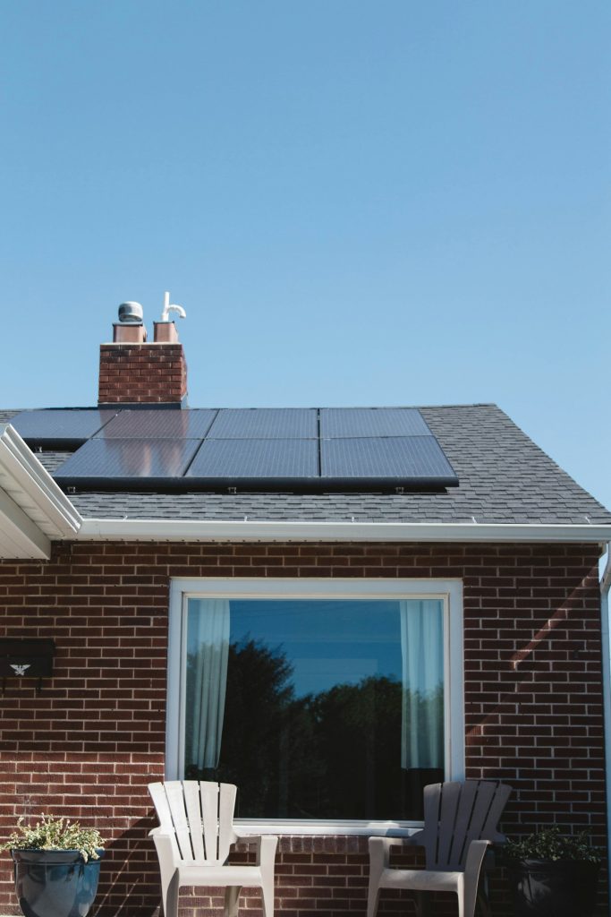 Vivienda con placas solares fotovoltaicas